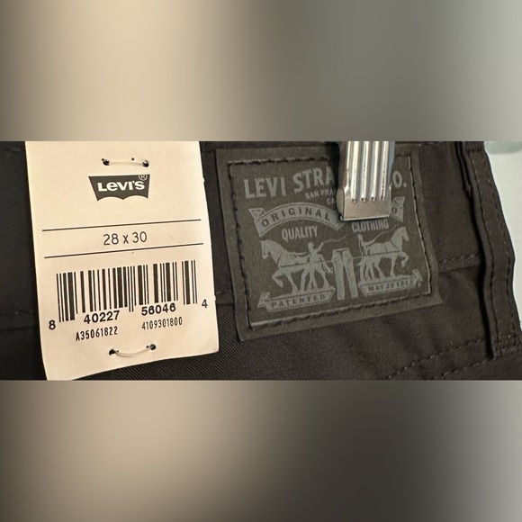 NWT LEVI’S WOMENS HIGH WAISTED MOM JEANS BLACK 28x30 - Picture 3 of 7